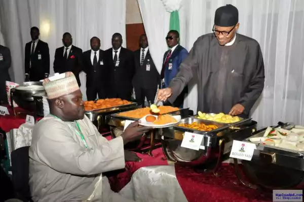 Buhari serves food to IDPs, taxi drivers, others to break fast [PHOTOS]
